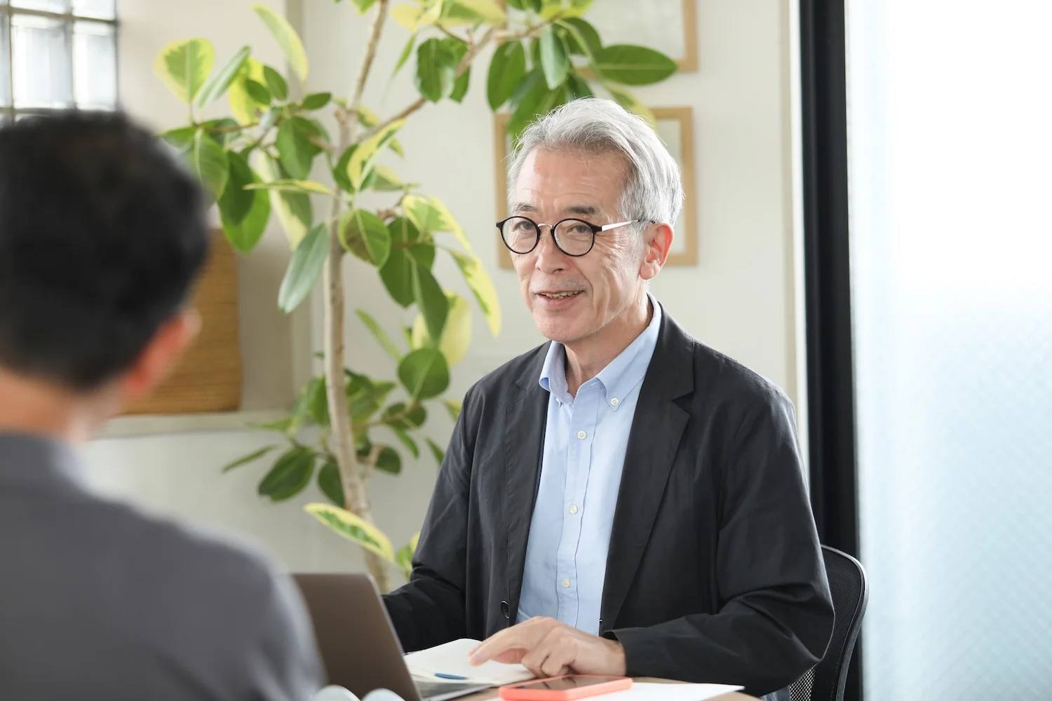 相手と向き合い、話を聞くタイヨシフミ