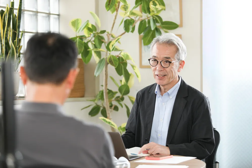 相談者と向き合って話すタイヨシフミ